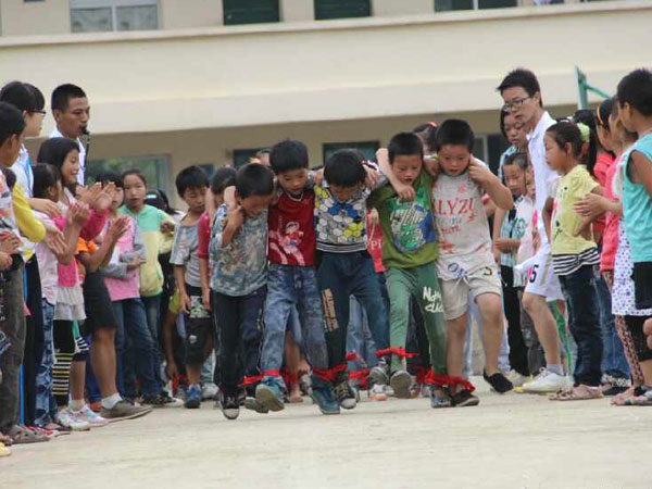 7��28�����V�|�̌W(xu��)Ժ��С�ٟ���ɽ�^(q��)���W(xu��)����֧���(du��)������С�W(xu��)�e�k���\(y��n)��(d��ng)��(hu��)���mȻ��(ch��ng)�ز�δ�޽��ã��������(du��)�T��Ŭ���ͺ��ӂ���ƴ�������\(y��n)��(d��ng)��(hu��)�A�M�Y(ji��)�����D�麢�ӂ�?c��)ڱ�ِ�ЈF(tu��n)�Y(ji��)�f(xi��)��������(zh��ng)���Ρ�