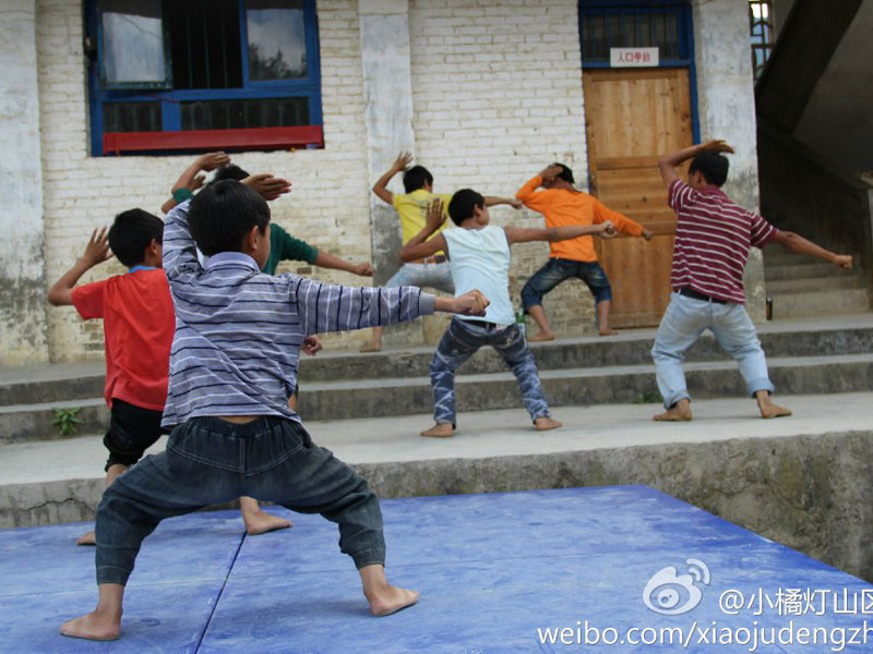 7��31������С�ٟ���ɽ�^(q��)���W(xu��)����֧���(du��)��ǭ����ؑ�S�h�����l(xi��ng)����С�W(xu��)����20���֧�̻��(d��ng)�����Y(ji��)���������������ҵ�Ͷ�뵽����ˇ�R�ݵĜ�(zh��n)���A�����D�麢�ӂ�?c��)ڞ�R���u�����ž���