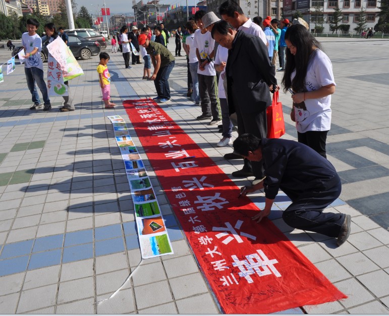 7��19�����m�ݴ�W(xu��)�����þGɫ�I(y��ng)����ף�������οh�����V��(ch��ng)���չ�_(k��i)���_(k��i)�I(y��ng)�xʽ���I(y��ng)�T��ͨ�^(gu��)�·f�����w����(b��o)�͈DƬ���ڏV��(ch��ng)�������������S��������P(gu��n)ע�c�v�㡣�D�������ڗl�����������Լ��ĺ����͸�����