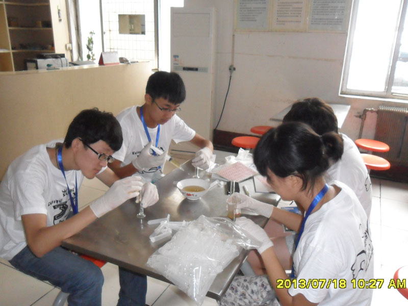 7��27�������ϴ�W(xu��)���YԴ�ɡ��������(hu��)��(sh��)�`���(du��)���_(d��)��һ��(g��)��(sh��)�`�ء����ĳ����(du��)�T���R��ͣ��ǰ����һ��(g��)ȡ���c(di��n)�M(j��n)��ȡ�ӹ������D���(du��)�T��?c��)ڌ?00ml�Ę�Ʒ�b�M(j��n)20��(g��)С������ԇ��ƿ�С�