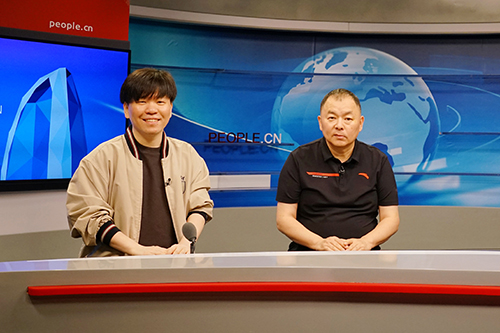 電影頻道節(jié)目中心副總編輯王平久（右）、音樂制作人常石磊（左）做客人民網(wǎng)。人民網(wǎng)記者 皇甫萬(wàn)里 攝