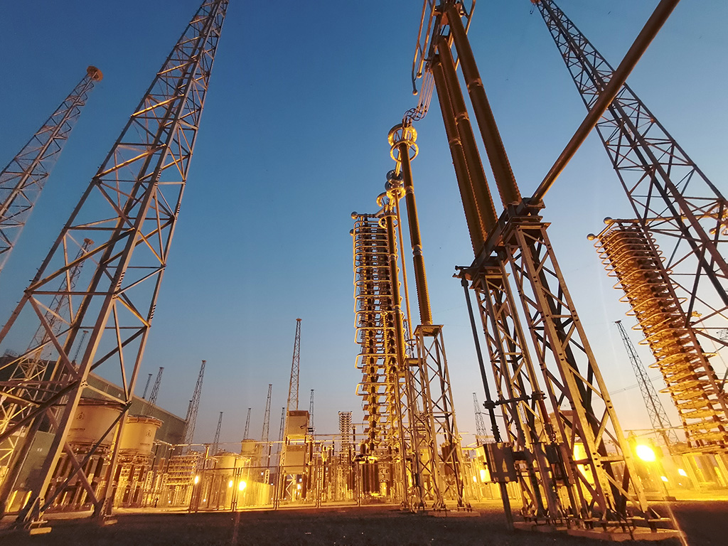 ±660kV巴基斯坦默蒂亞里-拉合爾（默拉）直流輸電項目拉合換流站夜景。（國家電網(wǎng)供圖）