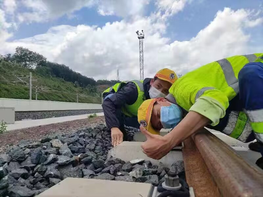 佟郎（左）正在檢修鐵路。受訪者供圖