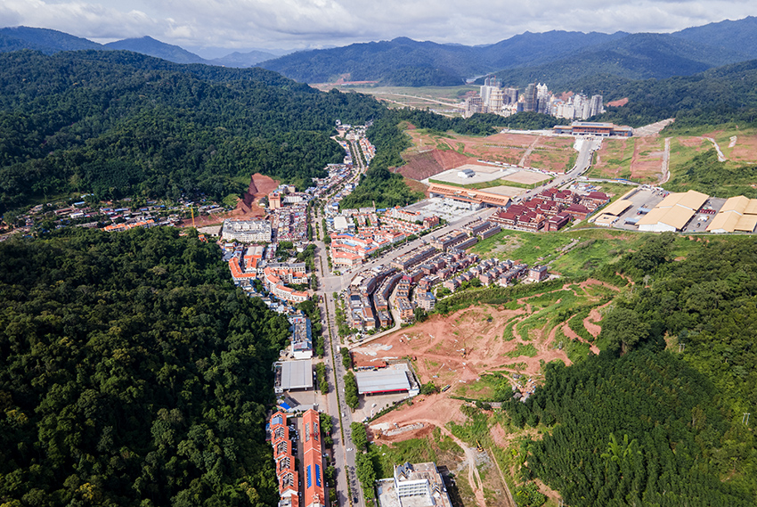 磨憨口岸俯瞰，右前方高層白色建筑群為老撾境內(nèi)。人民網(wǎng)記者 符皓攝