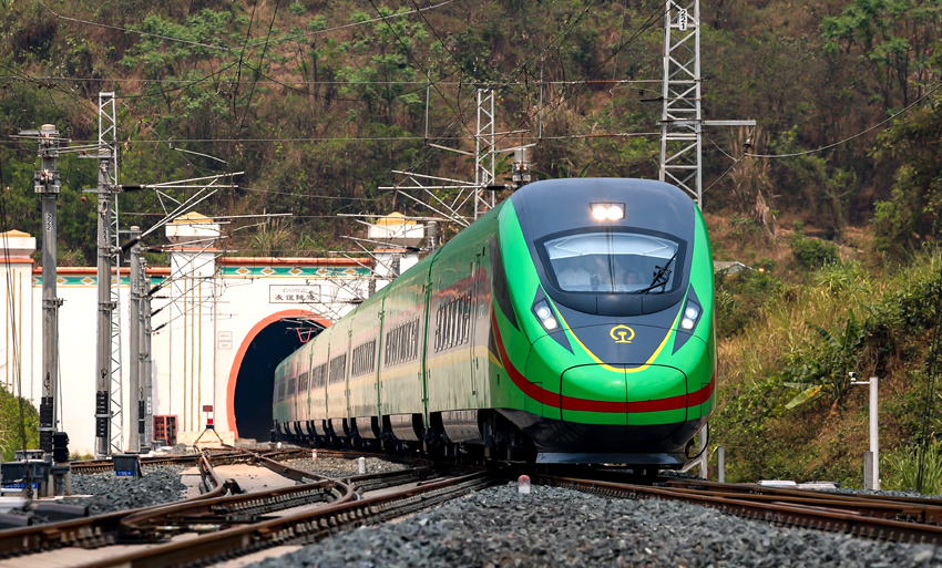 “復(fù)興號(hào)”動(dòng)車組列車駛過友誼隧道。徐章位攝