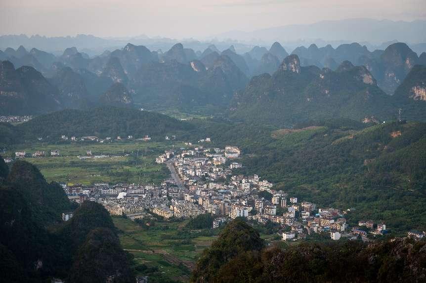 廣西層巒疊嶂，郁郁蔥蔥。 人民網(wǎng) 嚴立政攝