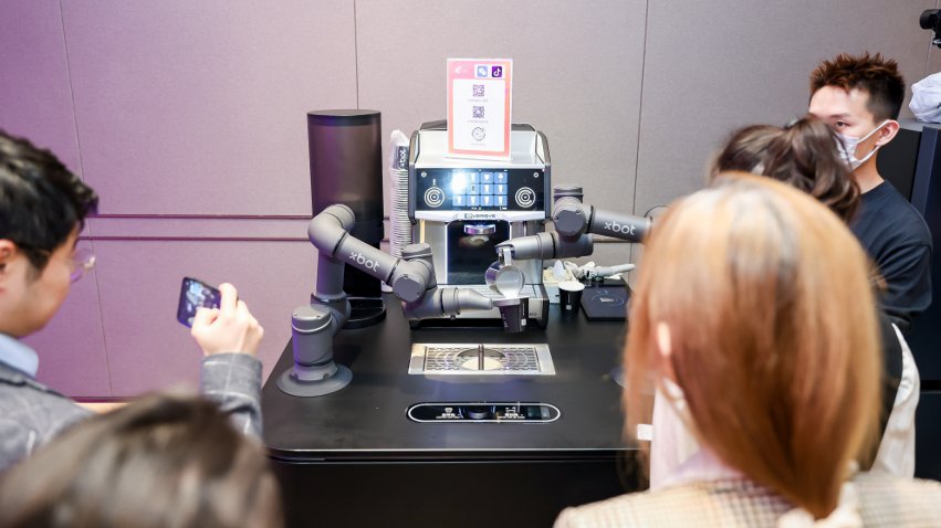 到場觀眾體驗(yàn)如影智能咖啡大師。主辦方供圖